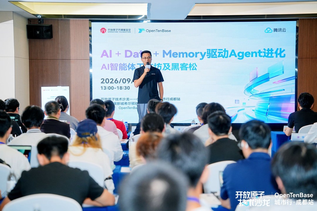 腾讯云数据库副总经理罗云开场致辞